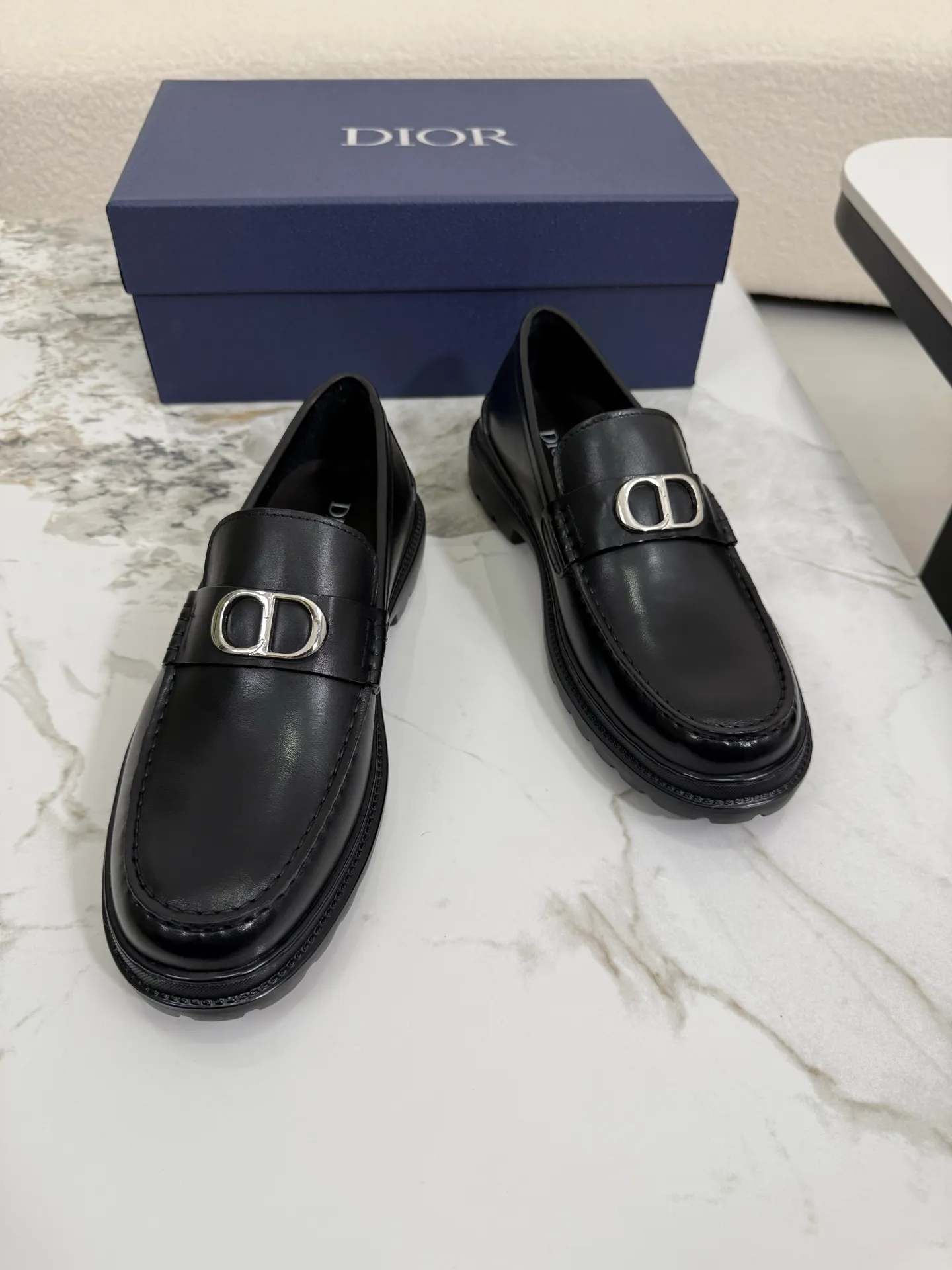 [ DIOR ] Top P: 820💰 ▪️Size: 39-44 (customized for 38.45) Top male leather shoes DIOR Dior combines high-quality materials and exquisite details. The imported cowhide leather upper is embellished with Gancio buckles, showing a luxurious style. Imported cattle. TP sole is light and flexible in texture